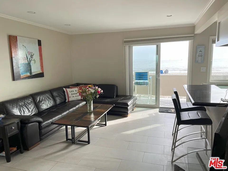 2 bed, 1.0 bath, 800 sqft, $9,500 — Photo 2