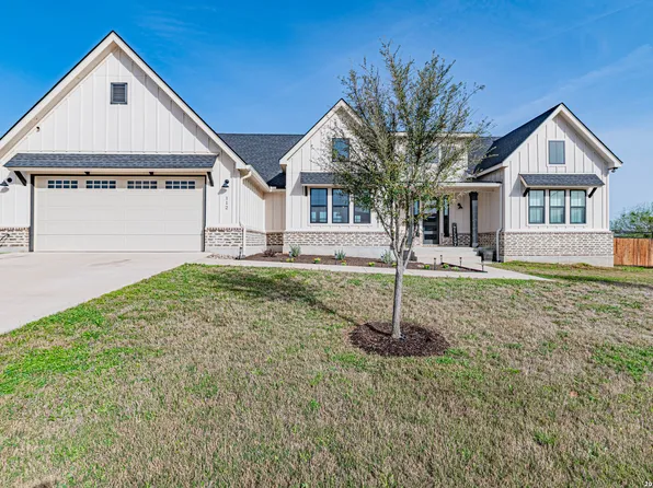 112 W Magnolia, La Vernia, TX 78121