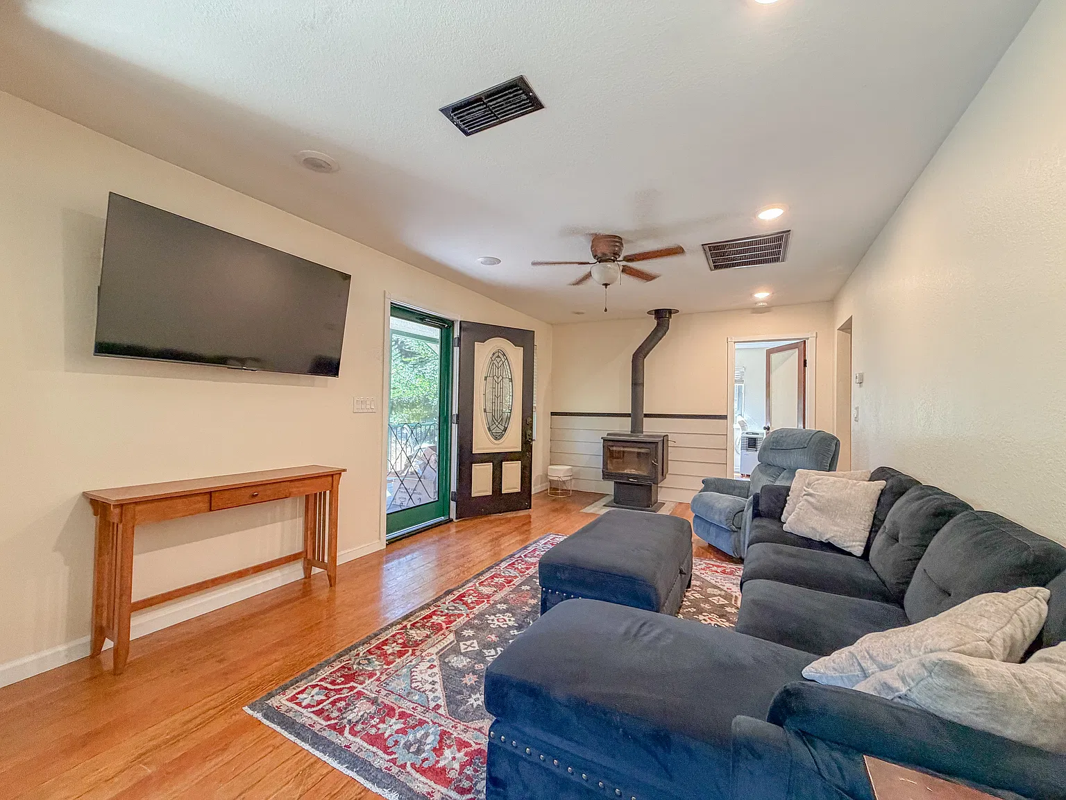3 bed, 1200 sqft, $2,300 — Photo 3