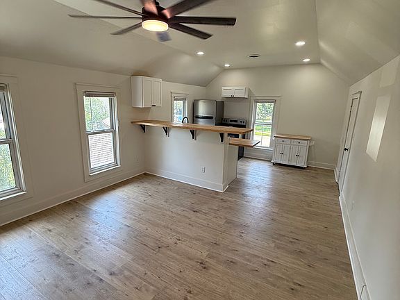 4th image of 216 Ferman St #2
