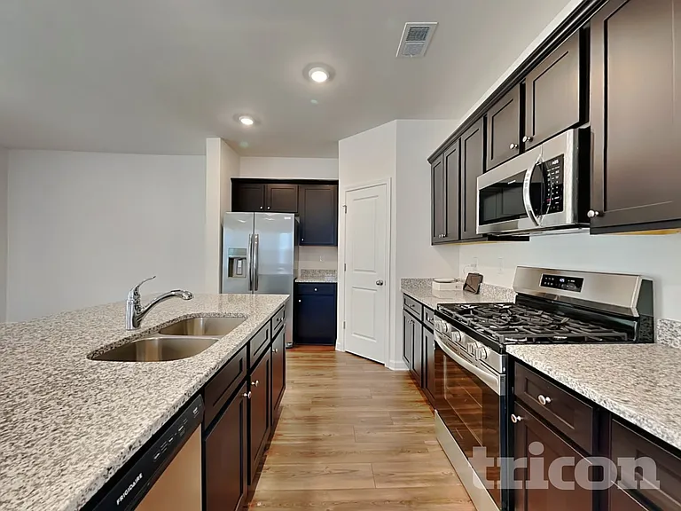 2448 Lennox Rd SE — Photo 7