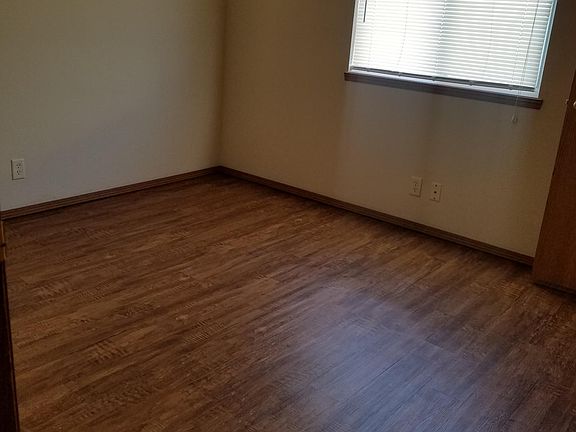 4th image of 204 E Cedar Point Ct