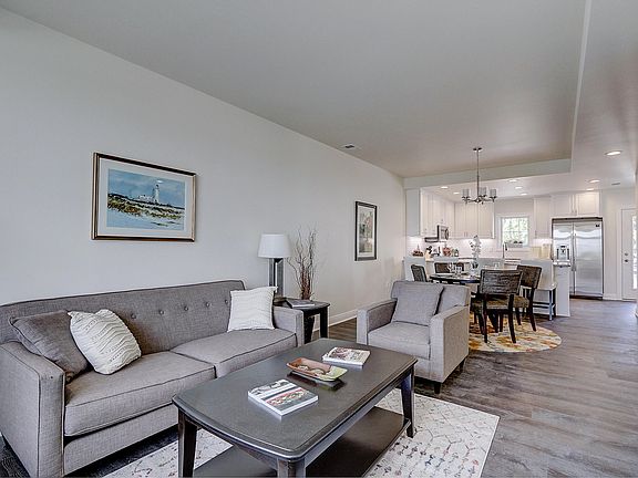 5th image of 303 E Pier St