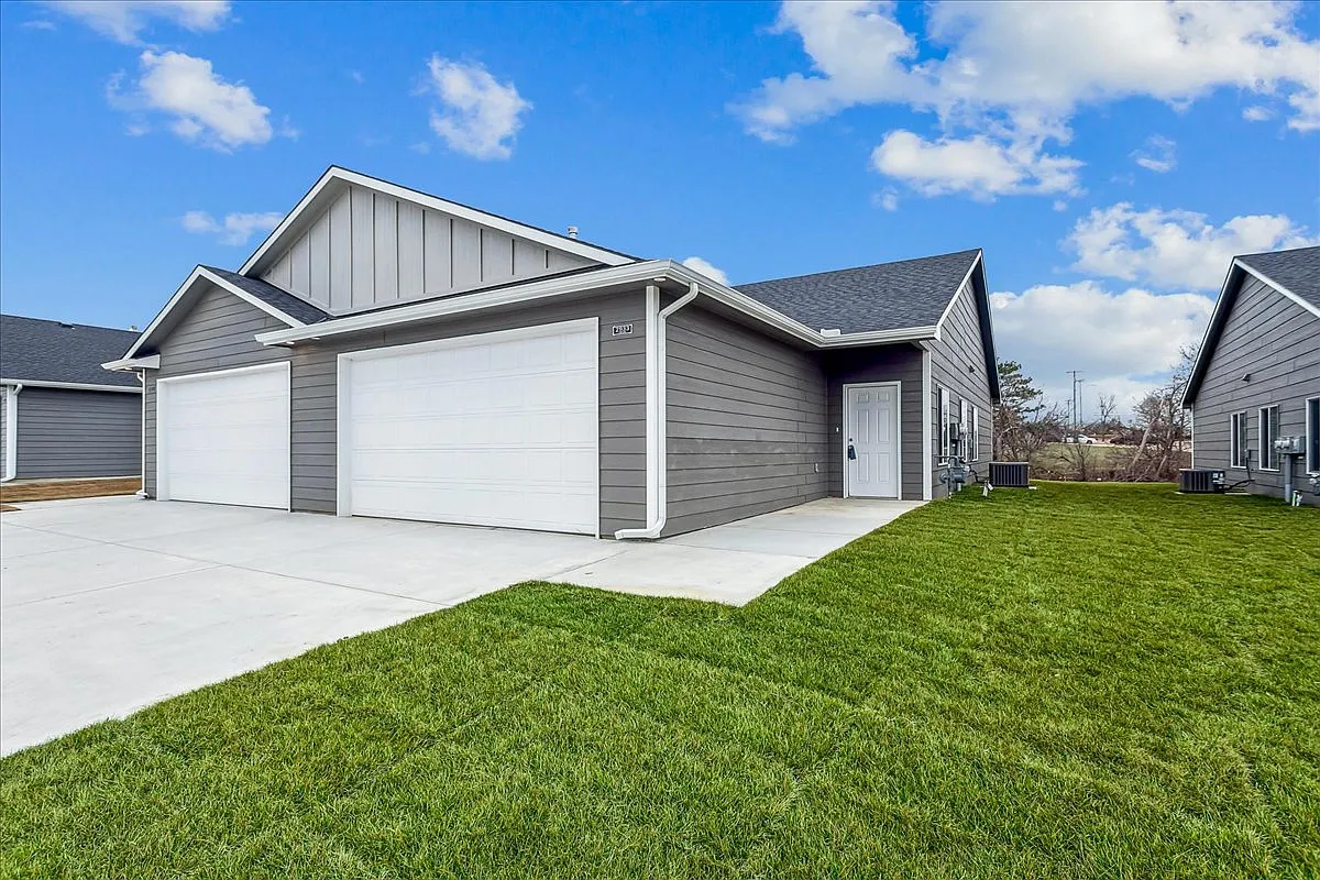 Building Photo - 2945 S Bunker Hill Dr #100