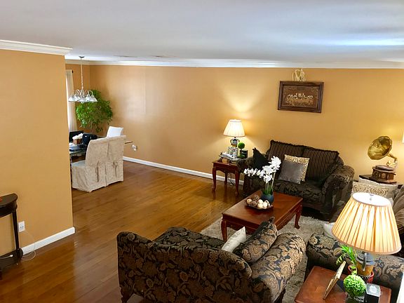 Living room Image #2