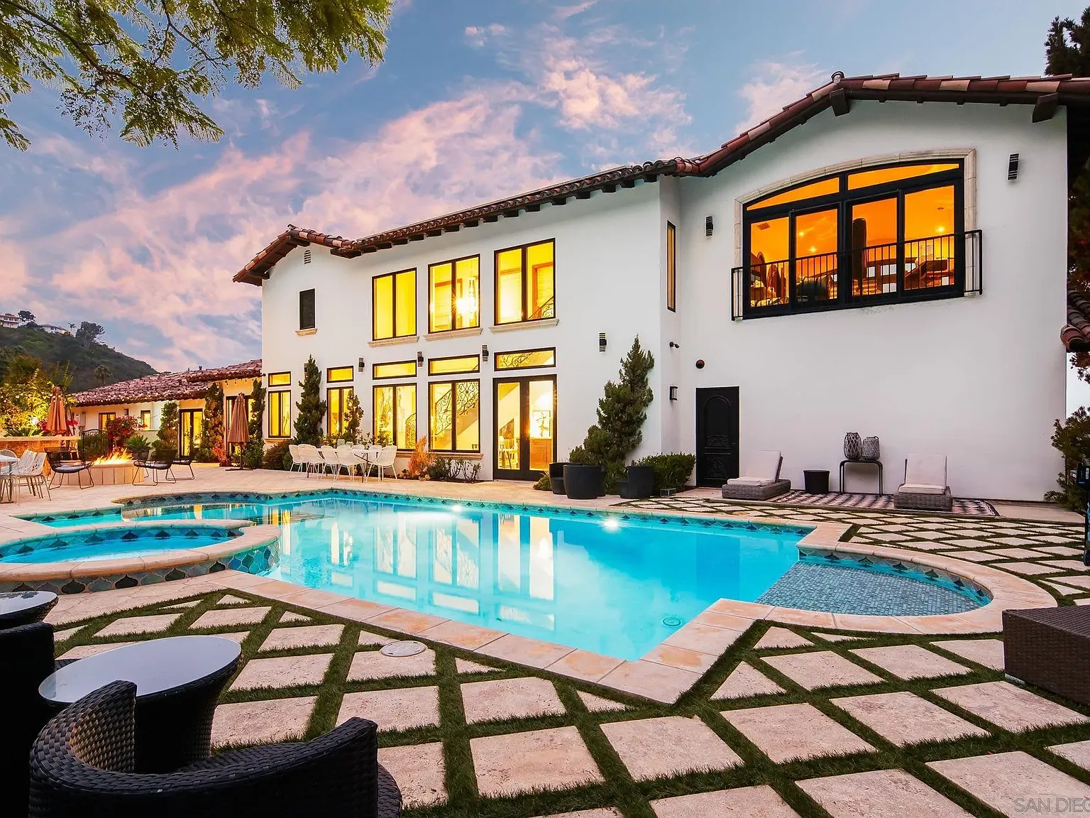 7 bed, 6.5 bath, 5800 sqft, $65,000 — Photo 3