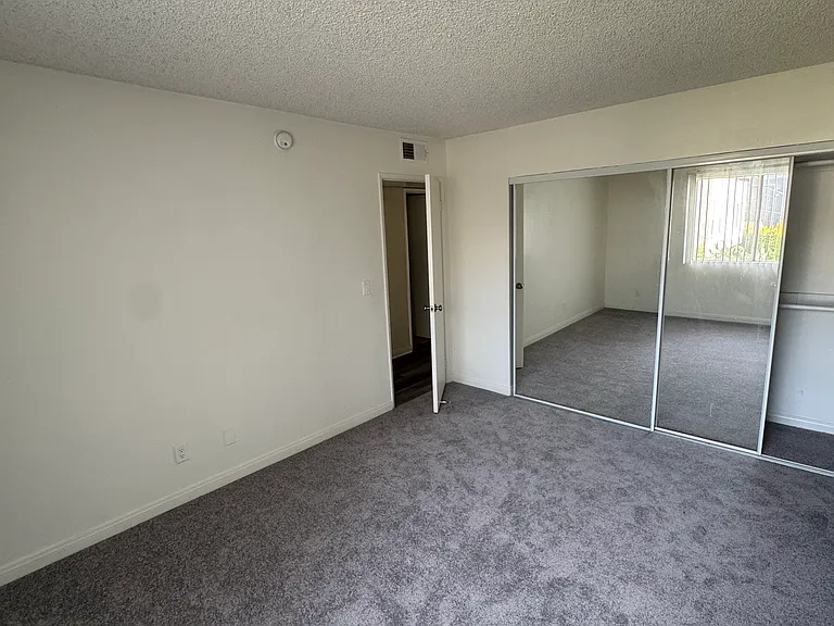 1247 N June St — Photo 23