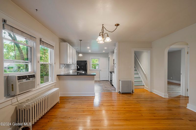 4th image of 3 Capitol Avenue