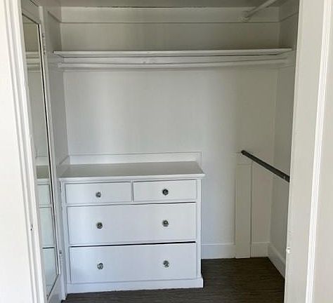 Walk-in Closet with Build-in chester drawers