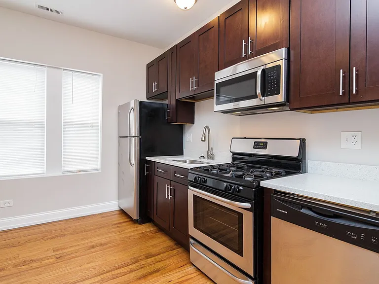 Portage Park Theater Apartments — Photo 20