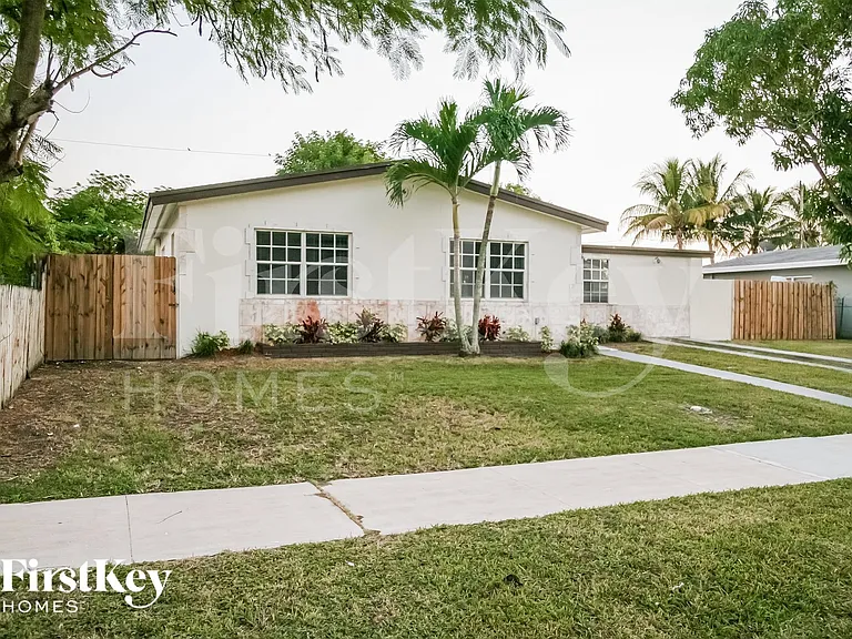 9880 Martinique Dr — Photo 2