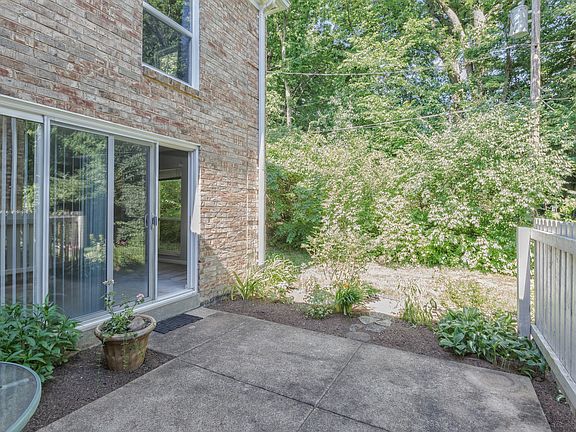 5th image of 422 Colony Woods Dr #422