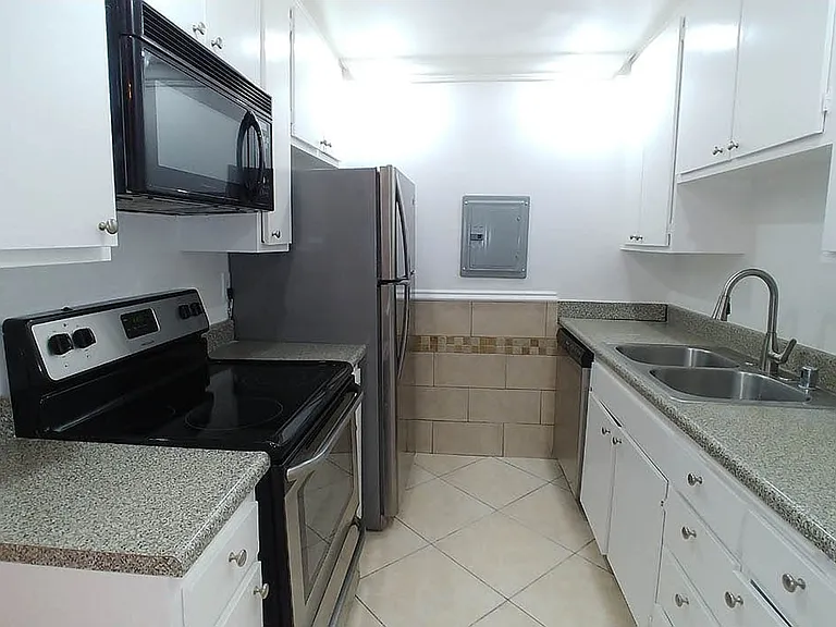 Alhambra @ Studio City Apts. — Photo 55