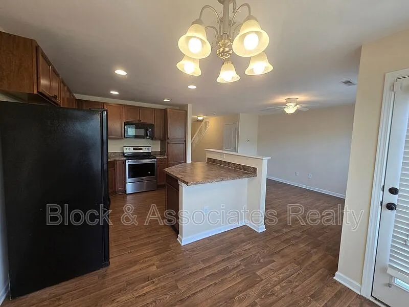 Building Photo - 545 Song Sparrow Ln