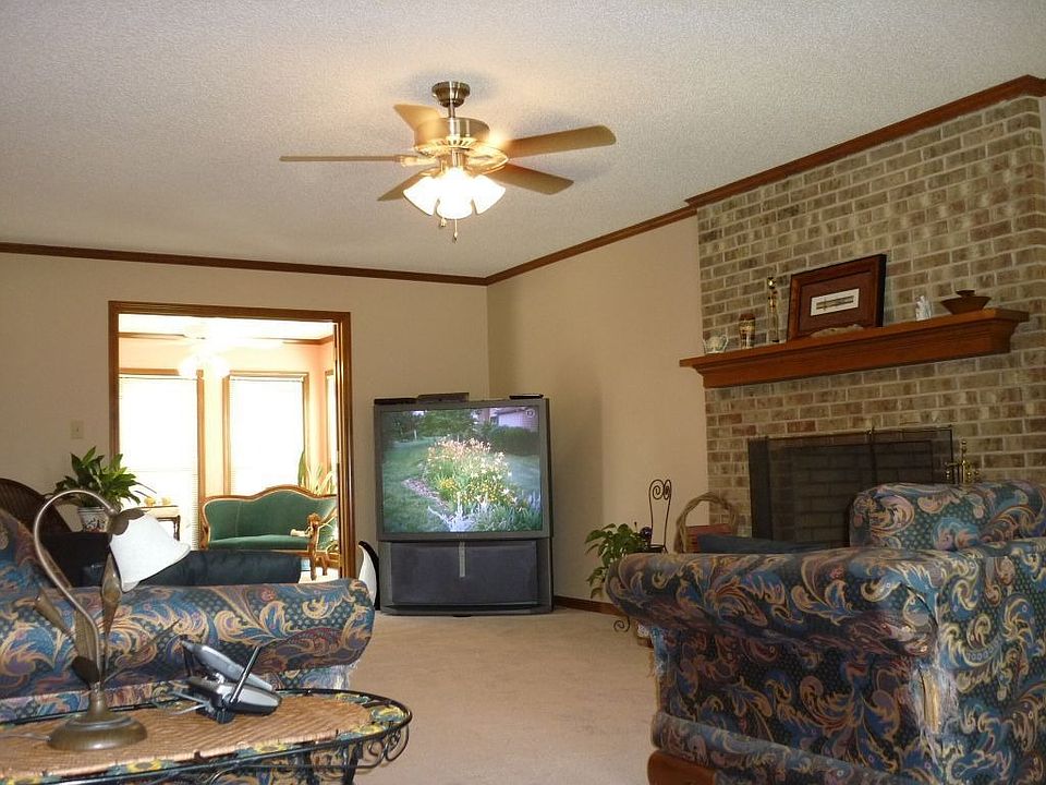 2nd image of 206 Knollwood Ave