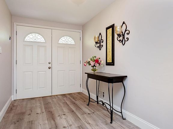 02_47SandburgDr_32_Foyer_HiRes