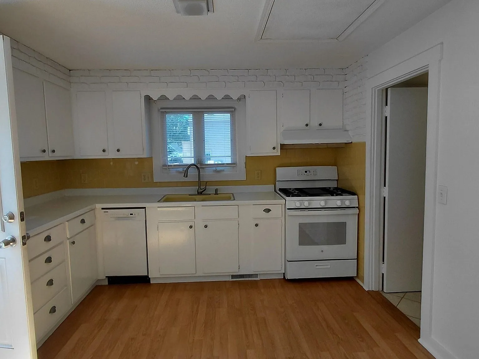 2 bed, 1.0 bath, 819 sqft, $2,100 — Photo 4