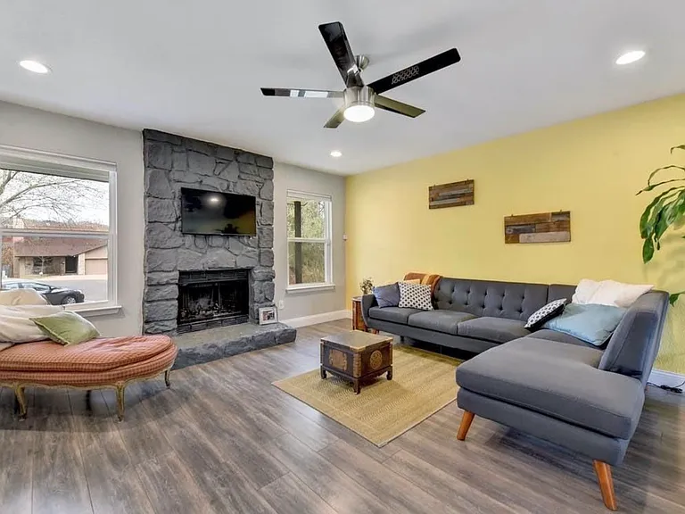 8502 Caspian Dr — Photo 2