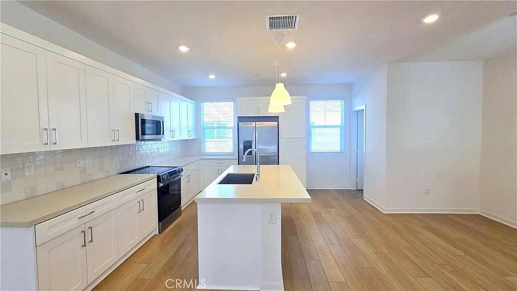 3 bed, 2.5 bath, 1608 sqft, $3,300 — Photo 3