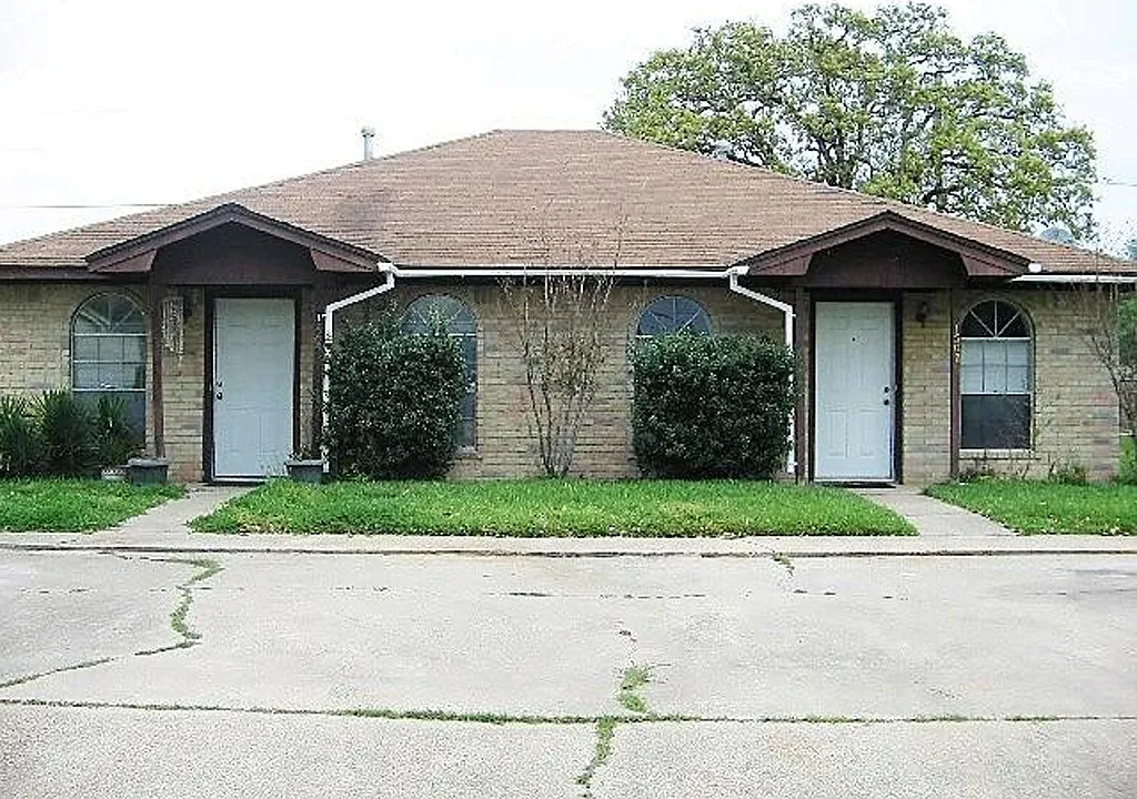 2 bed, 817 sqft, $1,295 — Photo 1