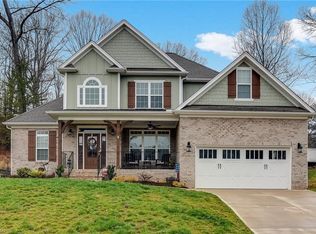 4661 Pebble Lake Dr, Pfafftown, NC 27040