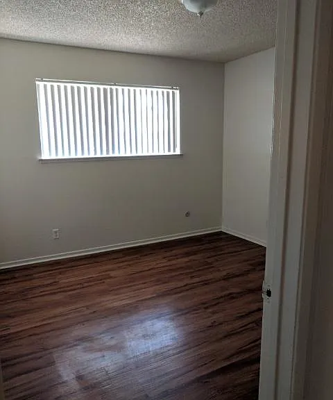 Las Palmas Apartments — Photo 14