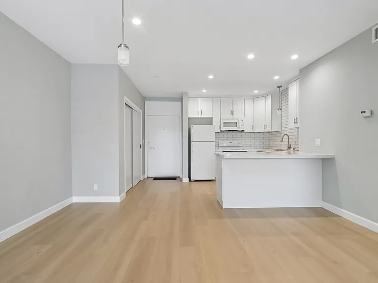 116 N Wetherly Dr — Photo 20