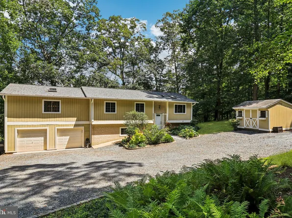 8023 Lake Dr, Manassas, VA 20111