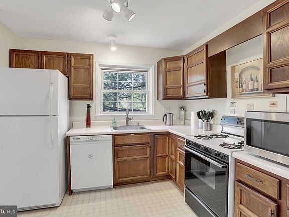 3rd image of 14812 Haymarket Ln