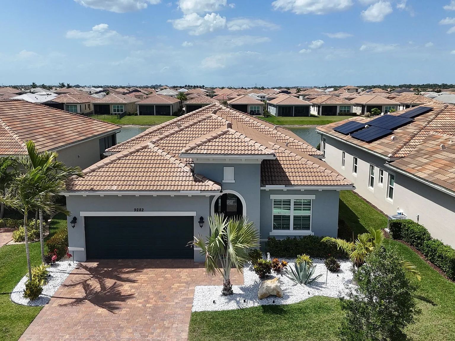 3 bed, 2.0 bath, 1932 sqft, $4,900 — Photo 2