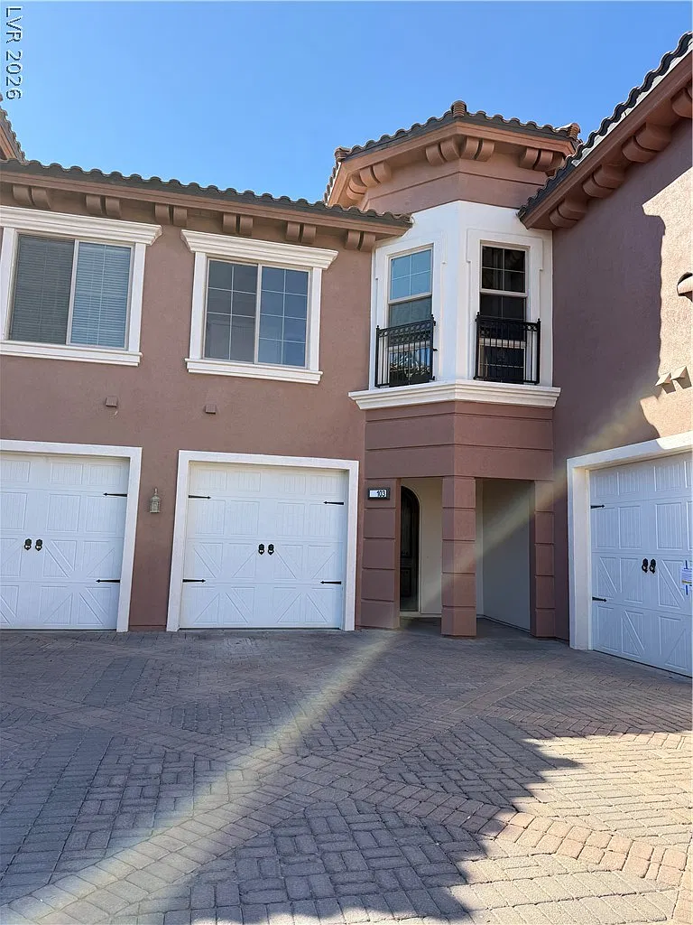 3 bed, 2.5 bath, 1594 sqft, $2,300 — Photo 2