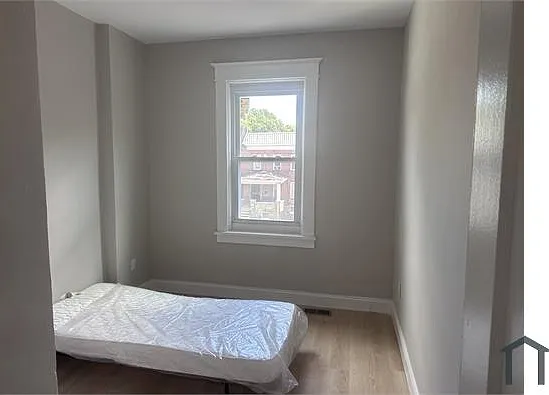 4 bed, $2,400 — Photo 1