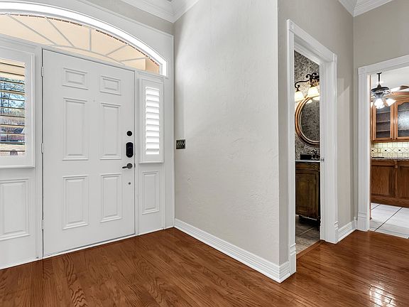 3rd image of 805 N Brookhollow Dr