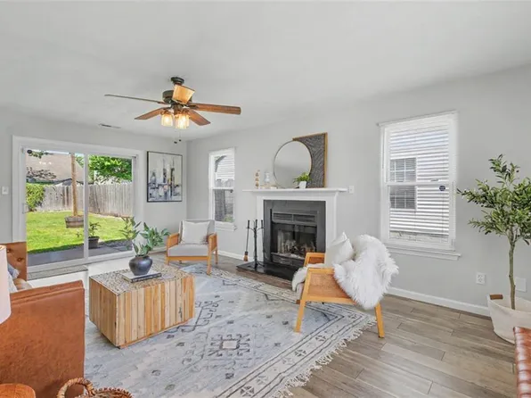 1889 Gershwin Dr, Virginia Beach, VA 23454