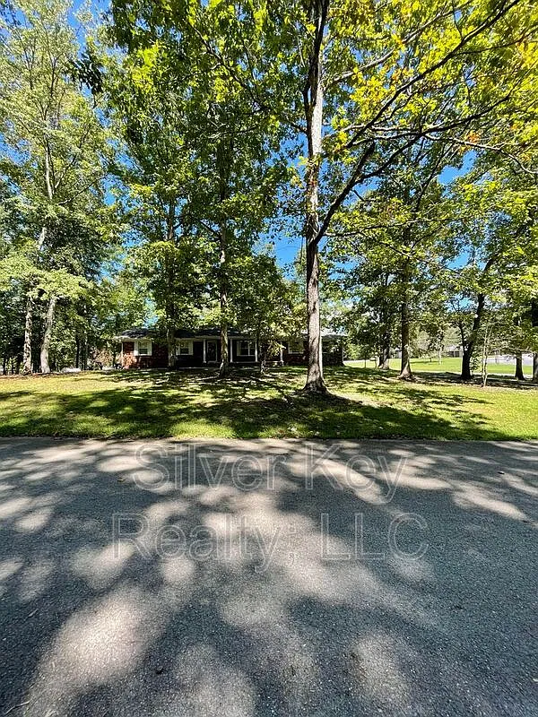 3 bed, 1.0 bath, 1300 sqft, $1,695 — Photo 2