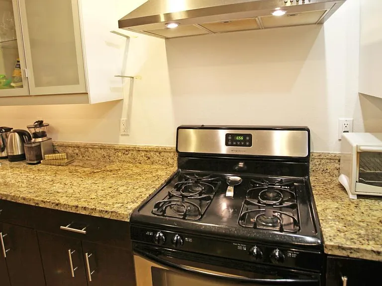 5232 Satsuma Ave #202 — Photo 20