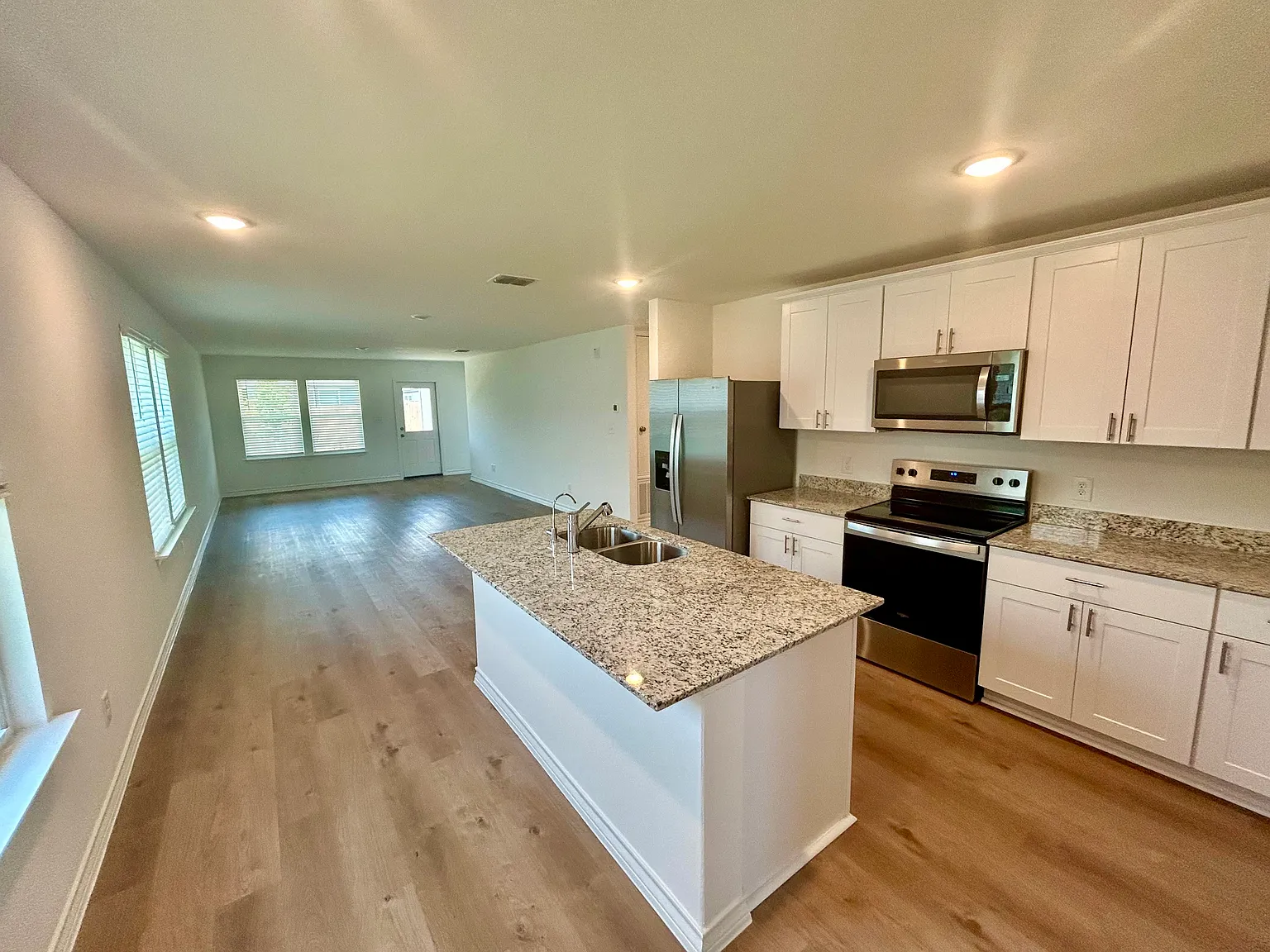 3 bed, 1576 sqft, $1,975 — Photo 4