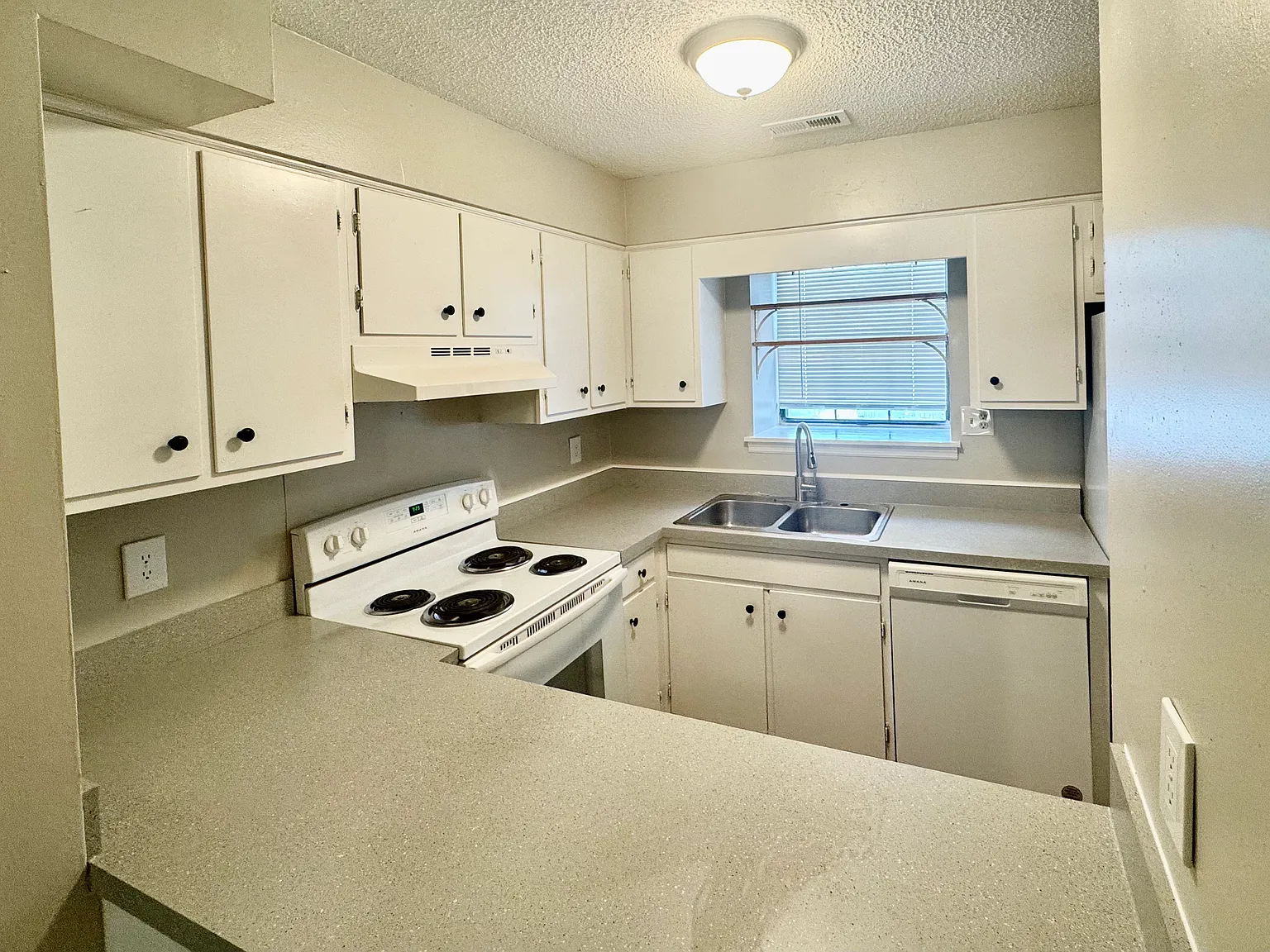 2 bed, 2.5 bath, 1296 sqft, $1,550 — Photo 1