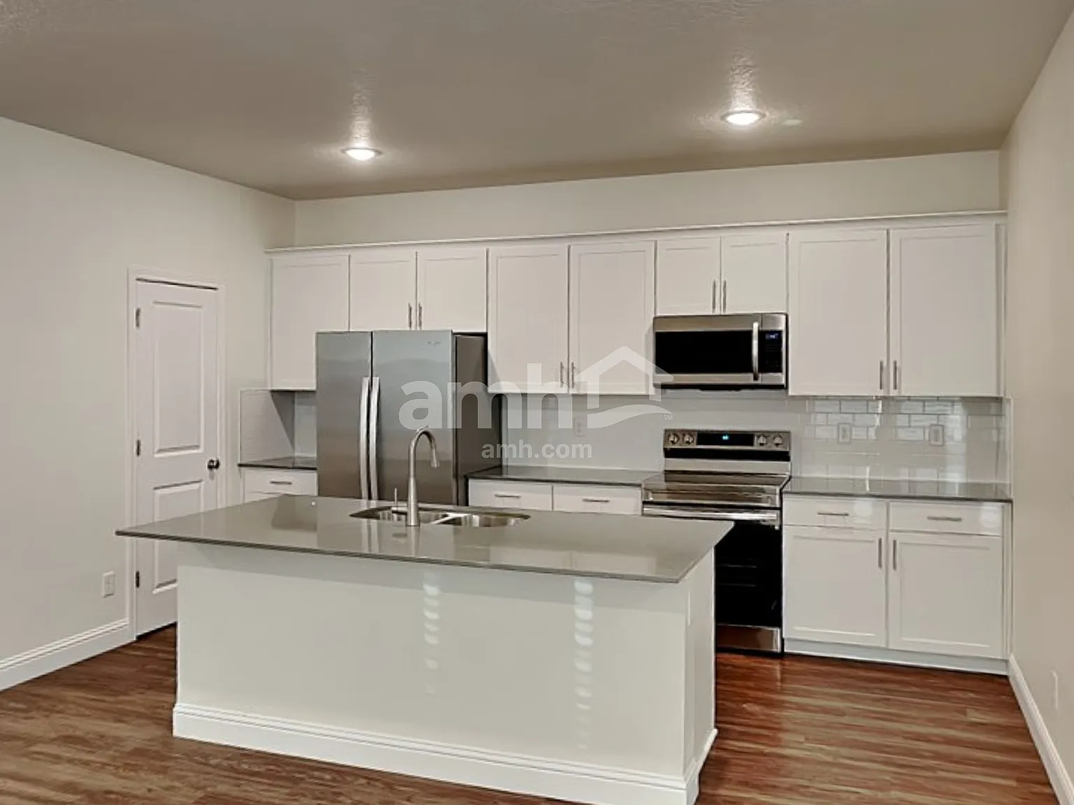 6 bed, 4.5 bath, 3031 sqft, $3,130 — Photo 3