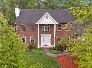 42 E Pinelake Dr, Williamsville, NY 14221