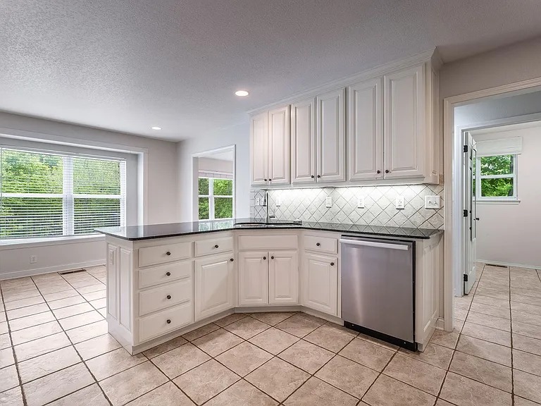 32 Latshaw Dr — Photo 9