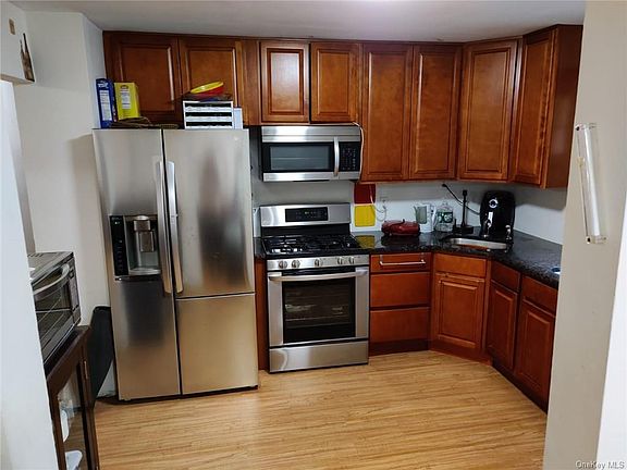 3rd image of 27 Laura Dr