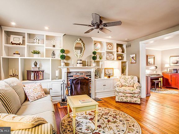 Living room w/Fireplace and fantastic built-ins