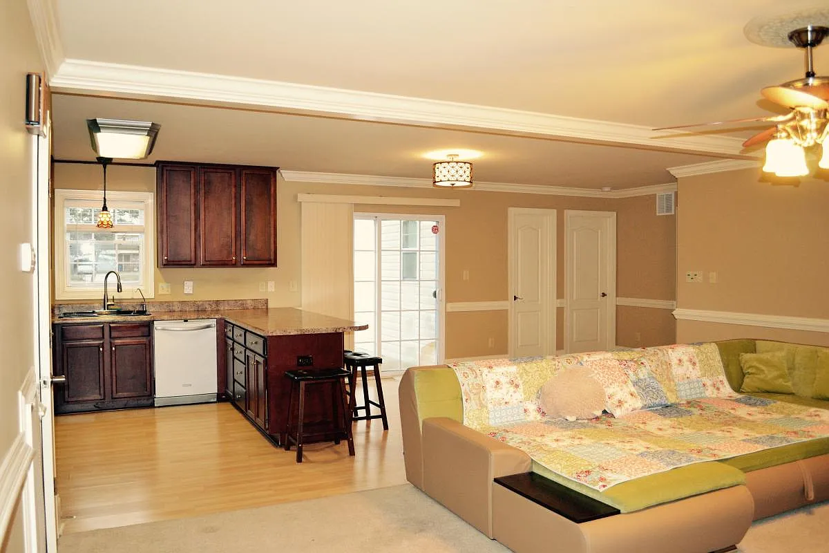1 bed, 2400 sqft, $650 — Photo 2