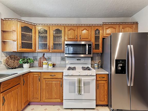 3rd image of 1033 Mariposa St