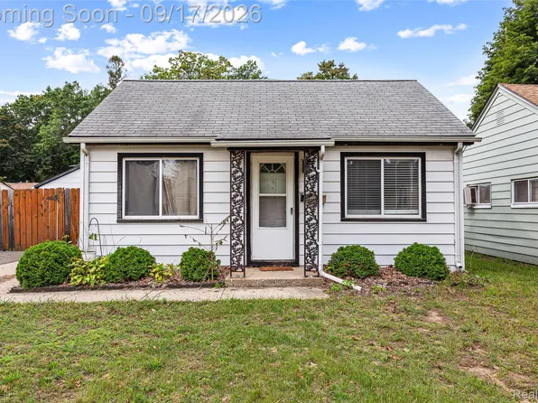 4842 Hunt St, Wayne, MI 48184