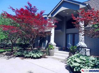 9748 Fieldcrest Dr, Omaha, NE 68114
