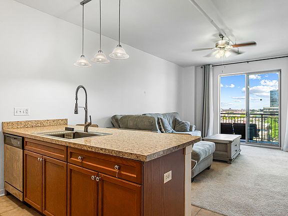 5th image of 437 W Division St APT 814