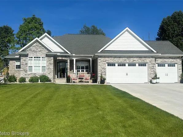 16437 Sleepy Hollow Dr, Fenton, MI 48430