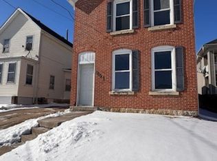821 W 8th ST, Dubuque, IA 52001